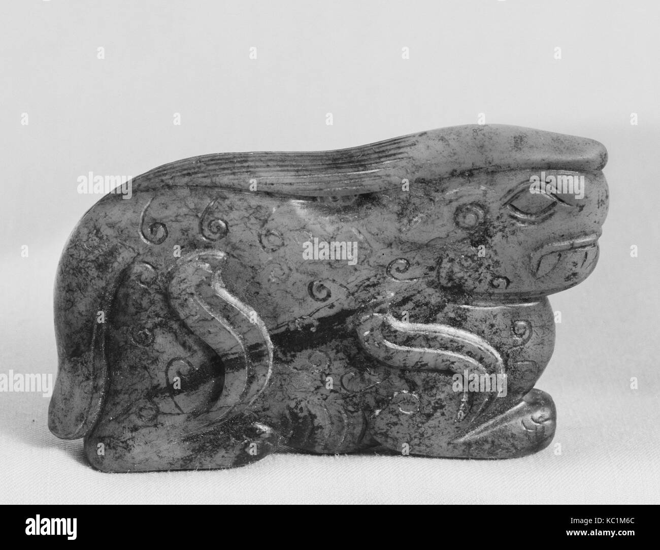 Tiger : emblème de l'Ouest, de la dynastie des Han (206 av. J.-A.D. 220), la Chine, le Jade, H. 1 1/2 in. (3,8 cm) ; W. 2 1/2 in. (6,4 cm), Jade Banque D'Images