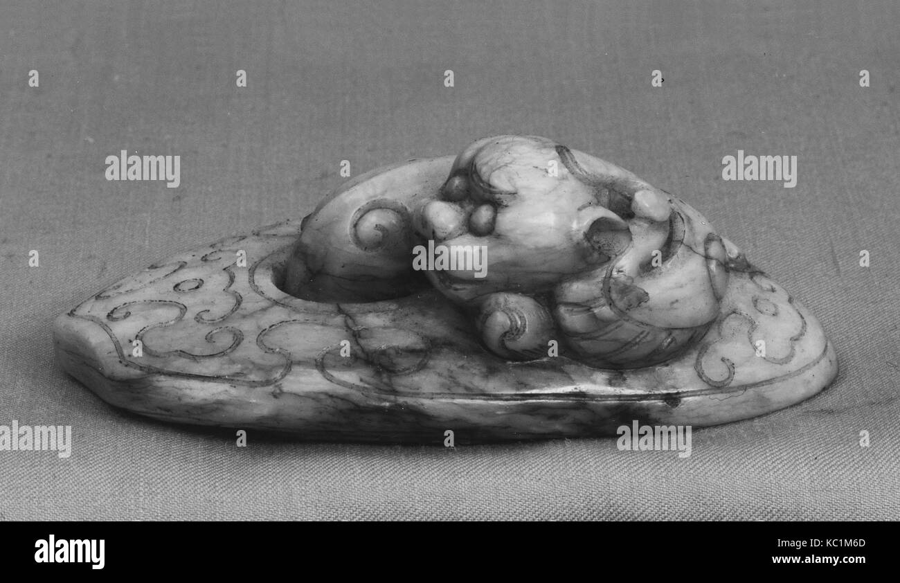 Ornement de ceinture, de la dynastie des Han (206 av. J.-A.D. 220), la Chine, le Jade, H. 2 3/8 in. (6 cm) ; W. 1 3/8 in. (3,5 cm), Jade Banque D'Images