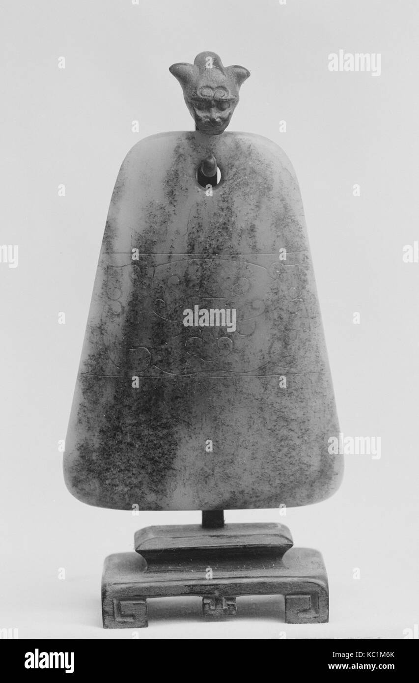 Ornement de ceinture, de la dynastie des Han (206 av. J.-A.D. 220), la Chine, le Jade, H. 4 3/8 in. (11,1 cm) ; W. 3 3/8 in. (8,5 cm), Jade Banque D'Images