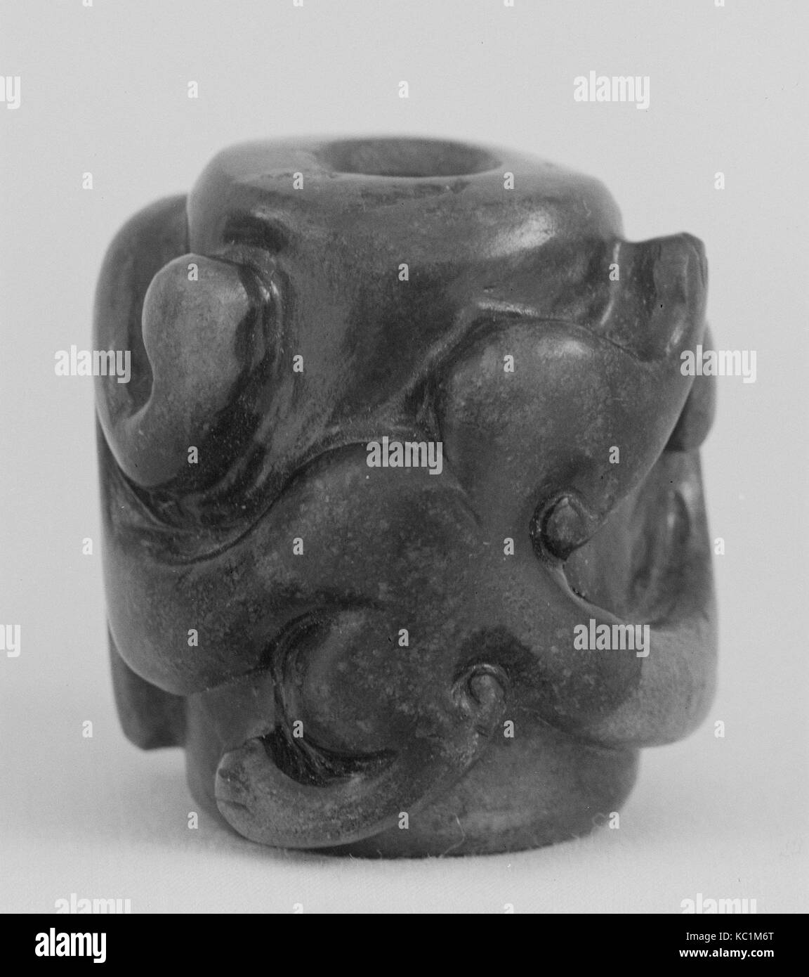 De colle, de la dynastie des Han (206 av. J.-A.D. 220), la Chine, le Jade, H. 1 3/4 in. (4,4 cm) ; Diam. 1 5/8 in. (4,1 cm), Jade Banque D'Images