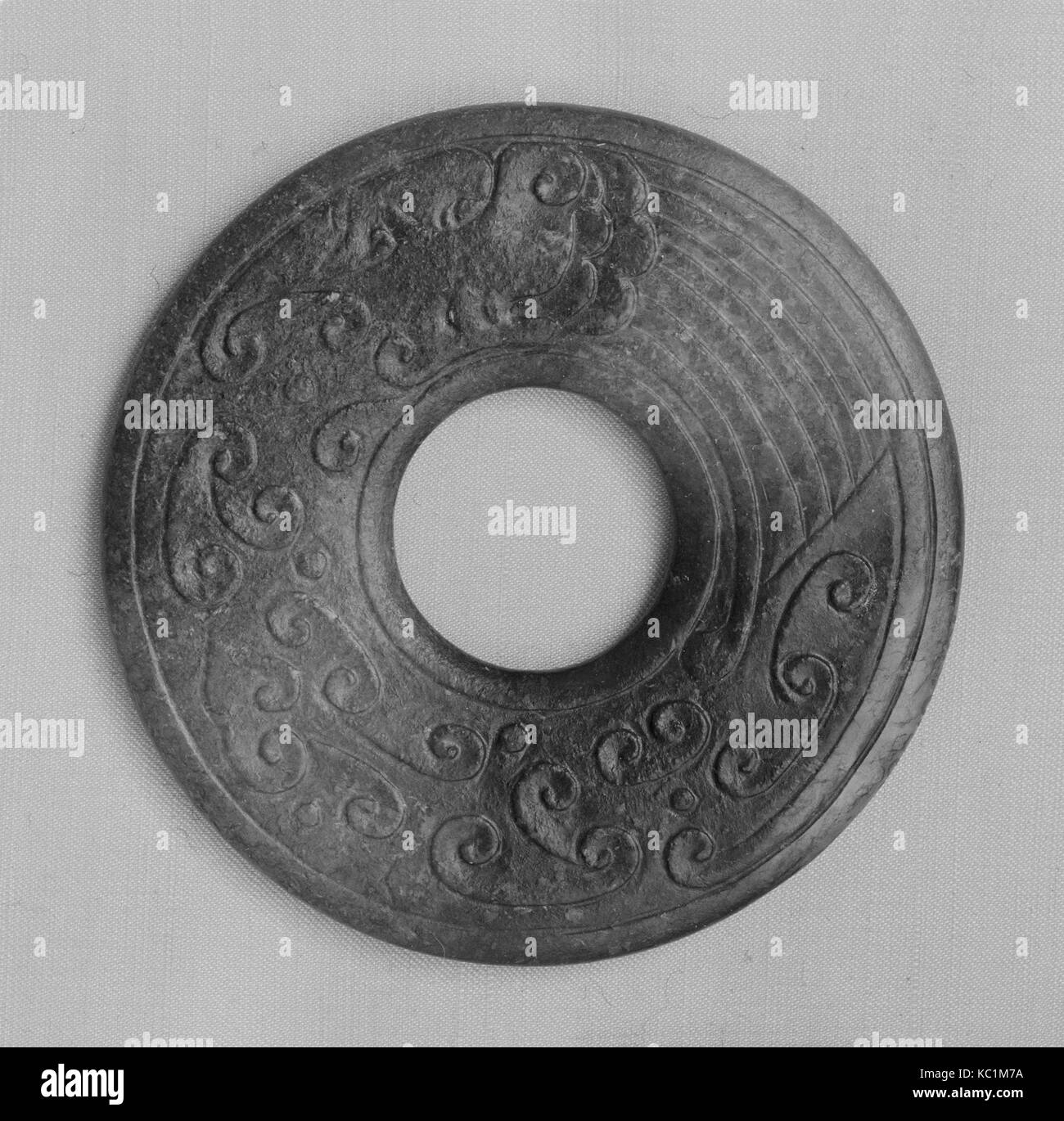 Dur, de la dynastie des Han (206 av. J.-A.D. 220), Chine, Jade, diam. 2 1/4 in. (5,7 cm) ; Th. 3/16 in. (0,5 cm), Jade Banque D'Images