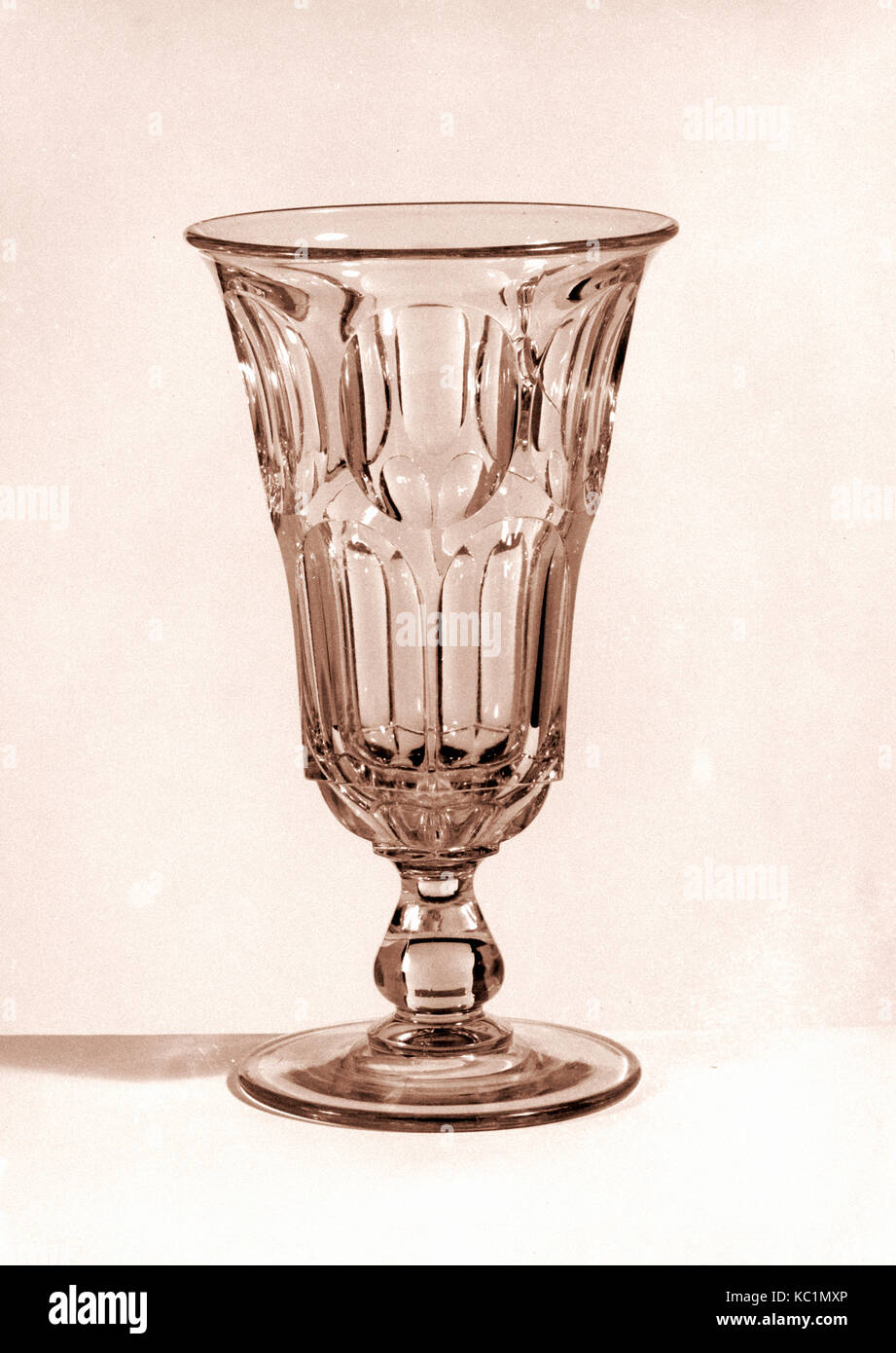 Vase de céleri, 1850-70, l'empreinte de diamants, verre pressé, H. 8 1/2 in. (21,6 cm), verre, avec le développement de nouvelles formules Banque D'Images