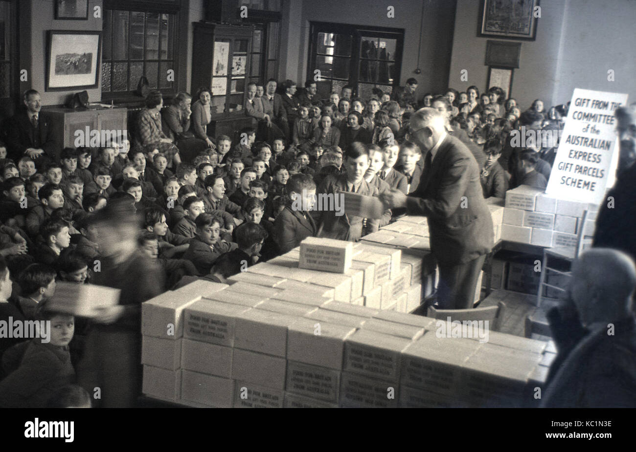 1948, post-ww2 avec la Grande-Bretagne, rationnement alimentaire photo historique, 'Food for Britain', English school élèves recevant des parcelles de nourriture de l'Australie, comme un don de la Commission de l'Australian Express colis-cadeaux. Banque D'Images