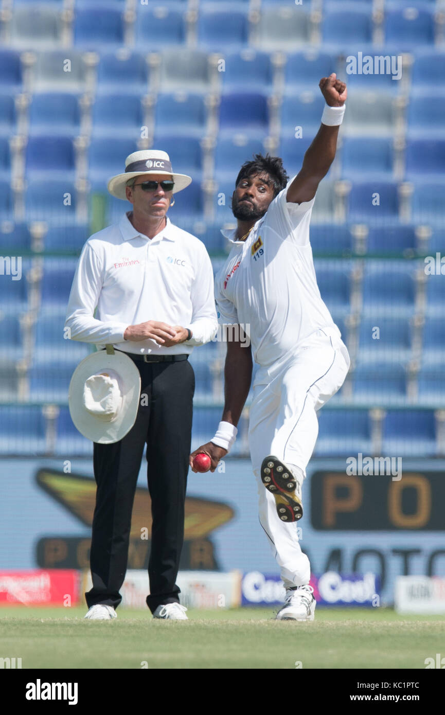 Abu Dhabi. 1er octobre, 2017 Sri lanka. bowler rapide nuwan bols pradeep durant le quatrième jour du premier match de cricket d'essai entre le Sri Lanka et le Pakistan au stade Sheikh Zayed à Abou Dhabi le 1 octobre 2017 Crédit : isuru peiris/Alamy live news Banque D'Images