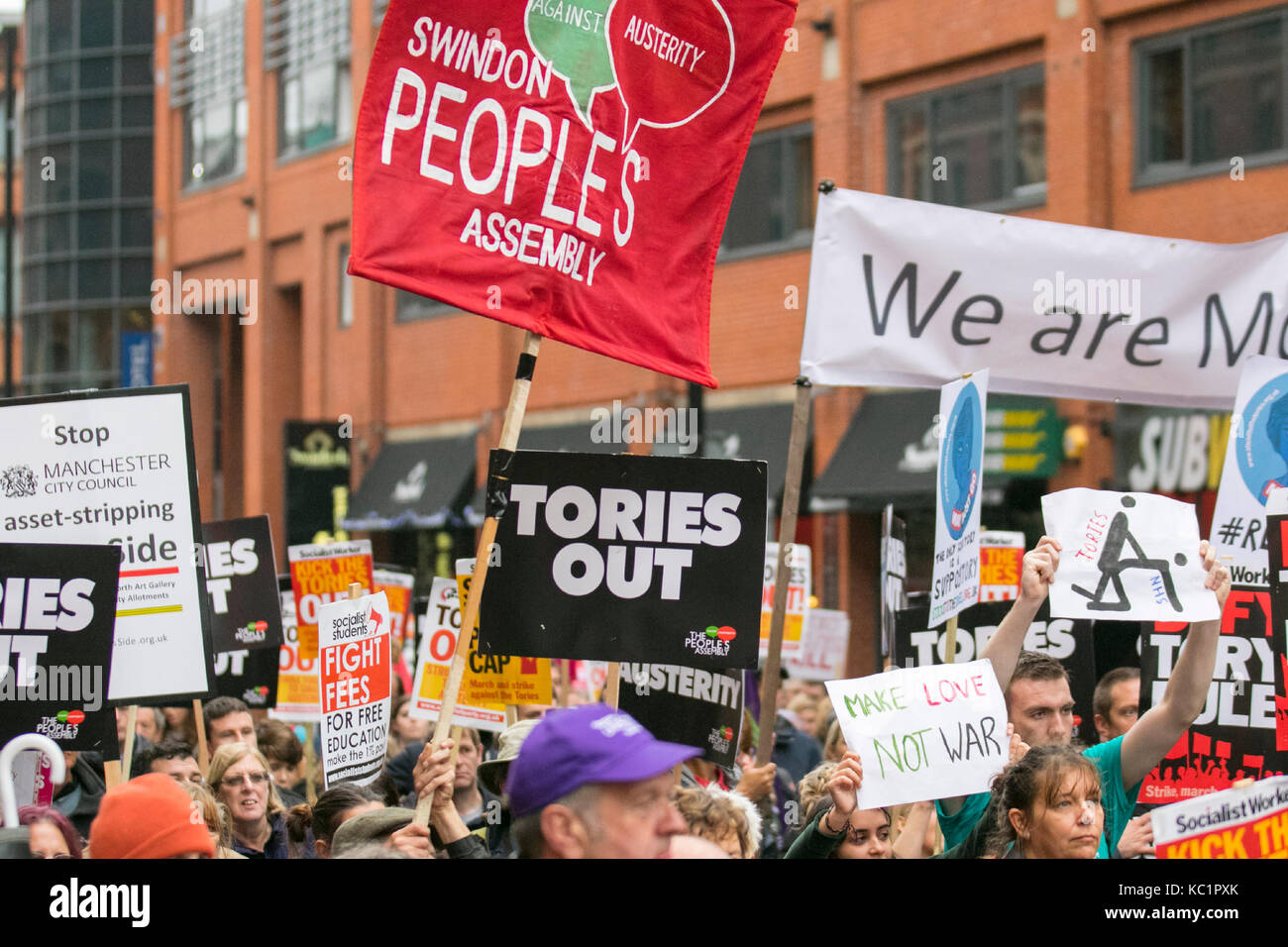 Manchester, UK. 1er octobre 2017. Des milliers de manifestants que les rues de Manchester à l'arrêt alors que les manifestants de participer à un énorme 'conservateurs' protestation à fin de mesures d'austérité. Anti-Brexit participants et activistes qui protestent contre la politique d'austérité du gouvernement sont la tenue des rassemblements pour coïncider avec le début du congrès du parti conservateur qui a lieu au centre-ville. Des centaines de policiers des régions périphériques ont été déployées dans le suivi de l'événement avec de grandes zones de la ville d'être l'objet d'un cordon avec de nombreuses routes fermées. Crédit. /AlamyLiveNews MediaWorldImages Banque D'Images