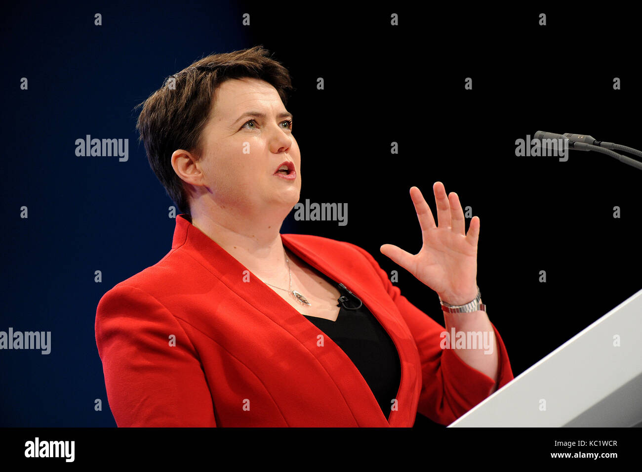 Manchester, Angleterre. 1er octobre 2017. Ruth Davidson, chef du parti unioniste et conservateur écossais offre son discours de conférence, le premier jour du congrès du parti conservateur à la Manchester central convention complex. Cette conférence fait suite à l'élection générale de juin 2017 où le parti conservateur a perdu sa majorité parlementaire résultant en un blocage du parlement. Kevin Hayes/Alamy live news Banque D'Images