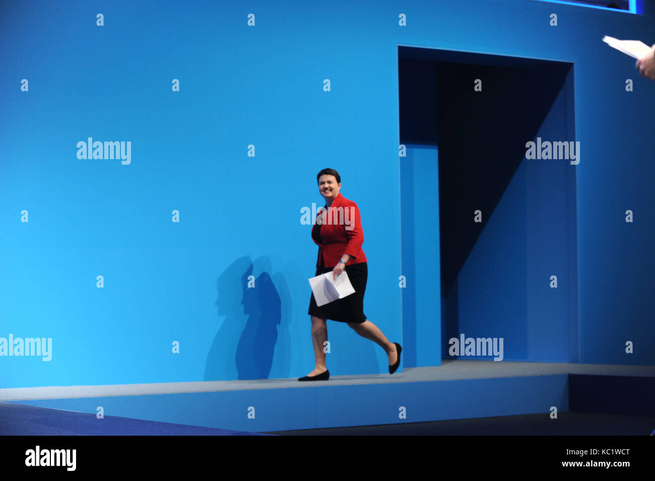 Manchester, Angleterre. 1er octobre 2017. Ruth Davidson, chef du parti unioniste conservateur écossais et sur le point de livrer son discours de conférence, le premier jour du congrès du parti conservateur à la Manchester central convention complex. Cette conférence fait suite à l'élection générale de juin 2017 où le parti conservateur a perdu sa majorité parlementaire résultant en un blocage du parlement. Kevin Hayes/Alamy live news Banque D'Images