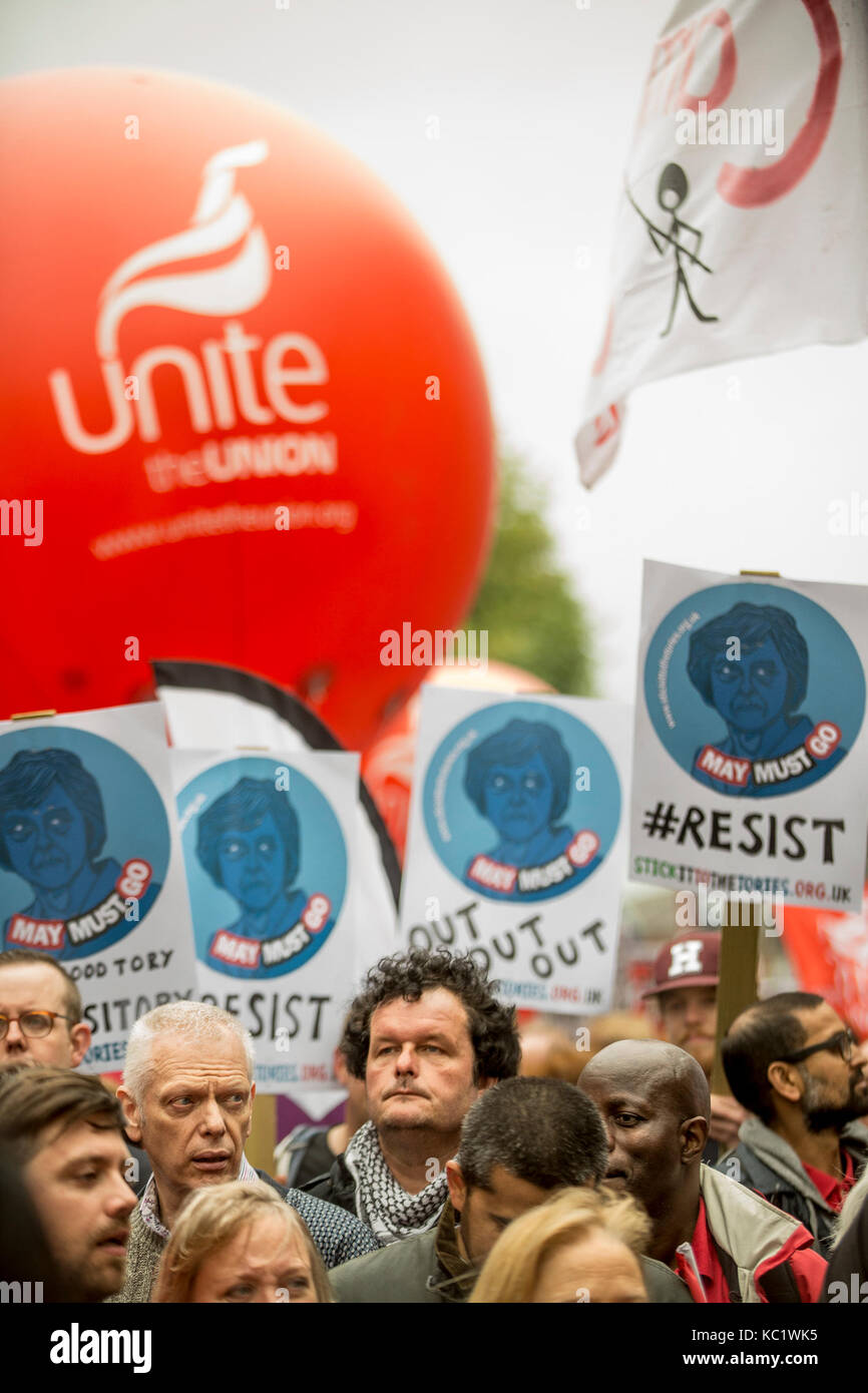 Manchester, Royaume-Uni. 1er octobre 2017. Les manifestants se sont opposés aux coupures gouvernementales dans la marche anti-austérité qui s'est tenue aujourd'hui à Manchester avant la conférence du parti conservateur. Centre ville de Manchester. Crédit : GARY ROBERTS/Alay Live News Banque D'Images