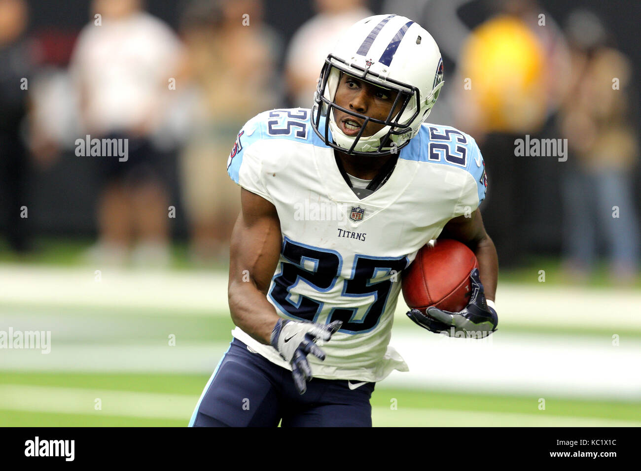 Houston, Texas, USA. 1 octobre, 2017. Tennessee Titans Adoree évoluait' Jackson (25) retourne l'ouverture au cours du premier trimestre de lancement d'un match de saison régulière de la NFL entre les Houston Texans et le Tennessee Titans à NRG Stadium de Houston, TX1, Octobre 2017. Crédit : Erik Williams/ZUMA/Alamy Fil Live News Banque D'Images