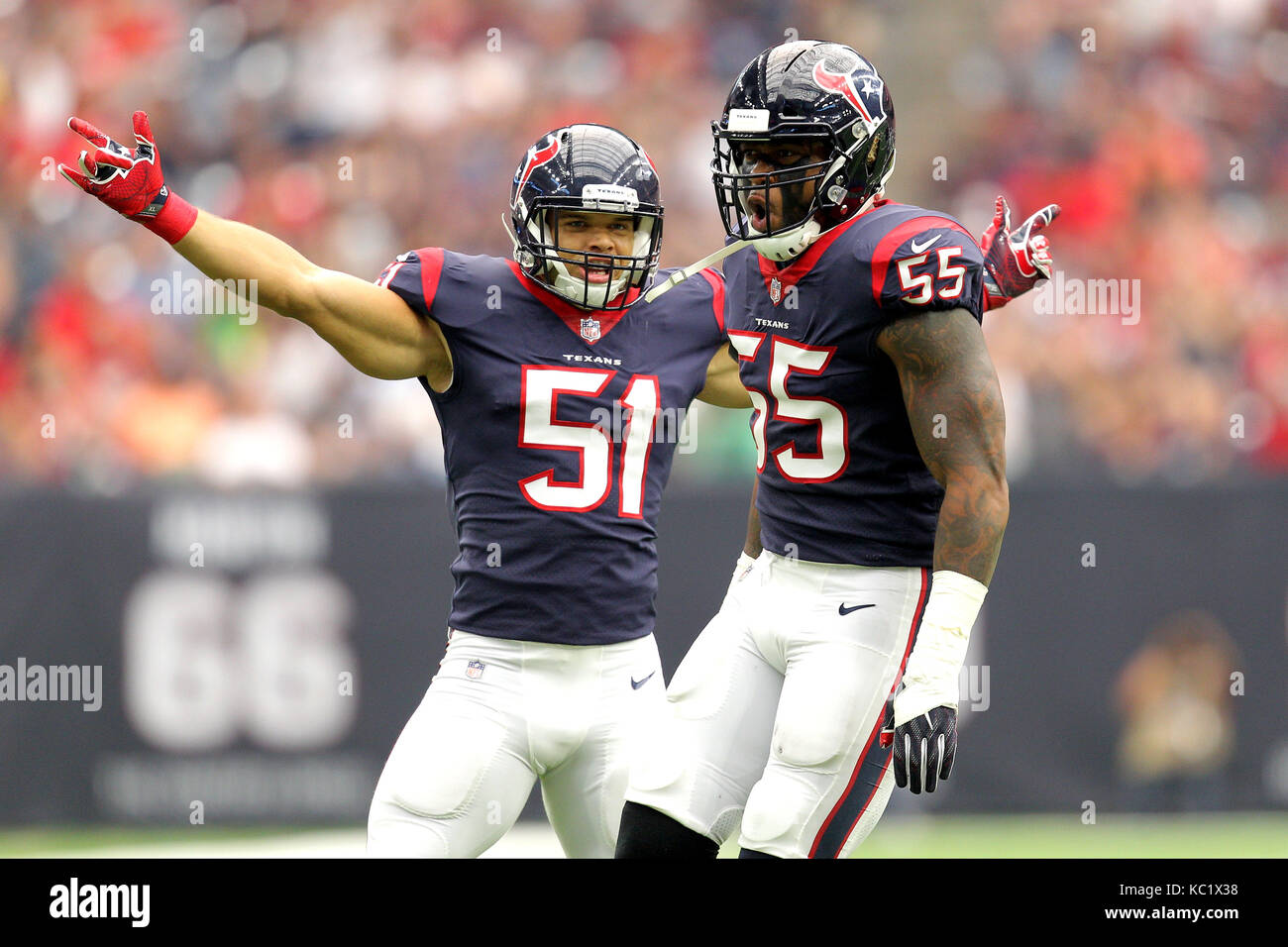 Houston, Texas, USA. 1 octobre, 2017. Benardrick secondeurs des Houston Texans McKinney (55) et de Dylan Cole (51) célébrer un grand jeu sur la défense au cours du premier trimestre d'un match de saison régulière de la NFL entre les Houston Texans et le Tennessee Titans à NRG Stadium de Houston, TX1, Octobre 2017. Crédit : Erik Williams/ZUMA/Alamy Fil Live News Banque D'Images