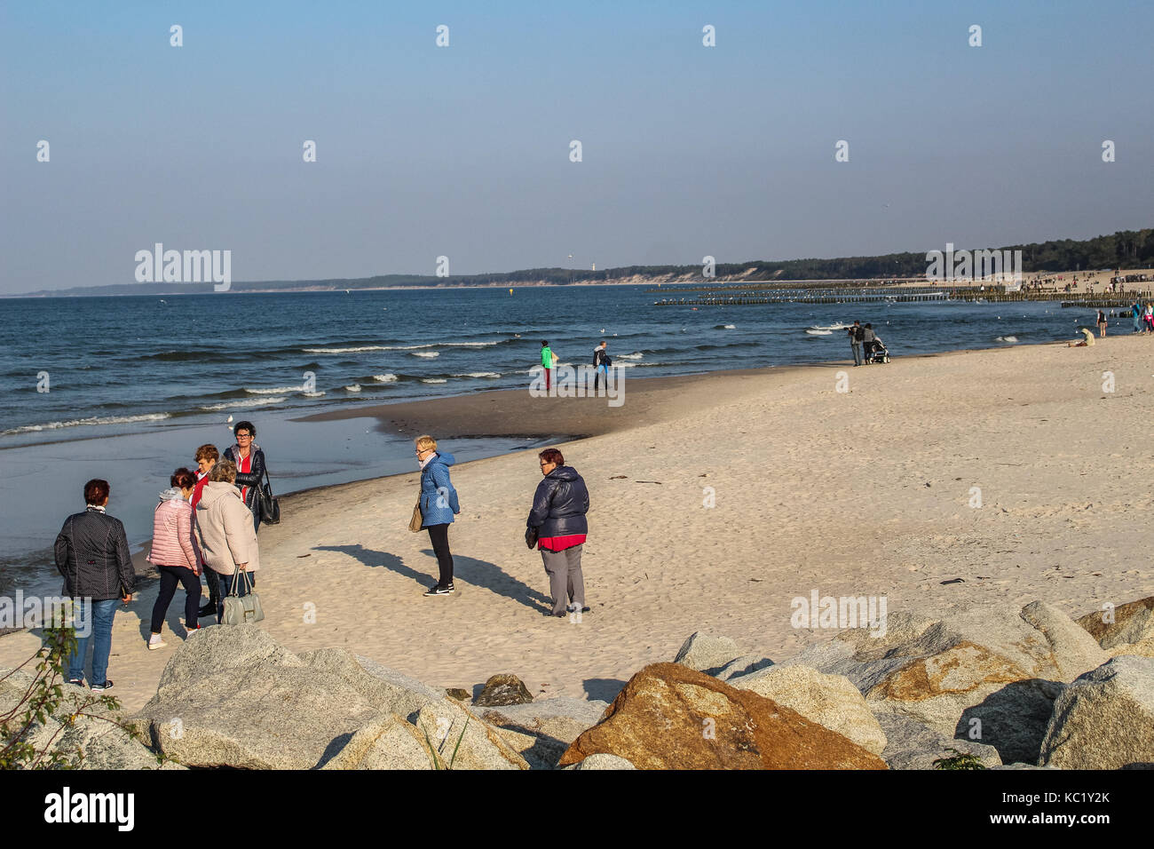 Ustka, Pologne. 30Th sep 2017. Les gens et de l'auto-stop la mer Baltique sont senn à Ustka, le 30 septembre 2017 . les gens profiter de temps d'automne ensoleillé et chaud avec des températures atteignant 20 degrés celsius. crédit : Michal fludra/Alamy live news Banque D'Images