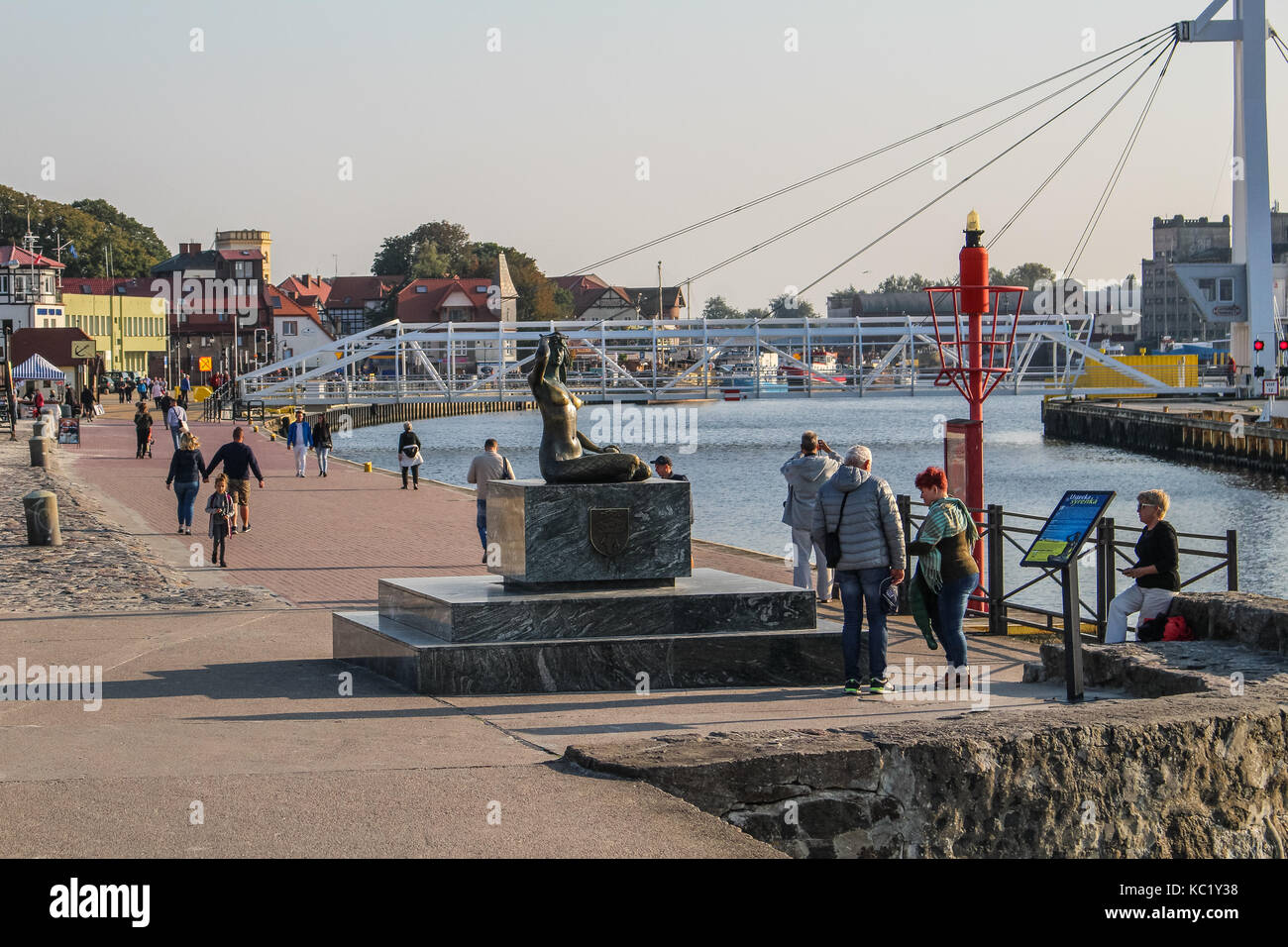 Ustka, Pologne. 30Th sep 2017. personnes à pied et bronzer à la plage de la mer Baltique sont vus à Ustka, le 30 septembre 2017 . les gens profiter de temps d'automne ensoleillé et chaud avec des températures atteignant 20 degrés celsius. crédit : Michal fludra/Alamy live news Banque D'Images