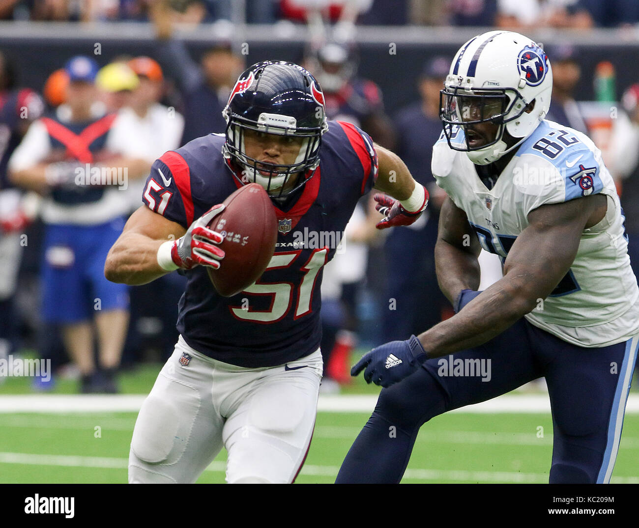 Houston, TX, USA. 1 octobre, 2017. Le secondeur des Houston Texans Dylan Cole (51) intercepte une passe au quatrième trimestre au cours de la NFL match entre les Tennessee Titans et les Texans de Houston à NRG Stadium à Houston, TX. John Glaser/CSM/Alamy Live News Banque D'Images