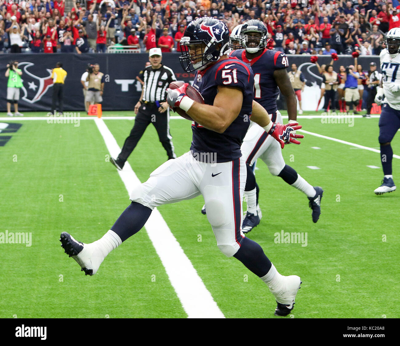 Houston, TX, USA. 1 octobre, 2017. Le secondeur des Houston Texans Dylan Cole (51) traverse la ligne de but pour un touché après une interception dans le quatrième trimestre au cours de la NFL match entre les Tennessee Titans et les Texans de Houston à NRG Stadium à Houston, TX. John Glaser/CSM/Alamy Live News Banque D'Images