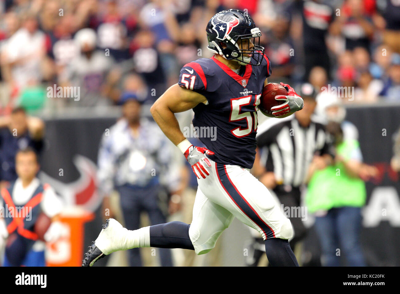 Houston, Texas, USA. 1 octobre, 2017. Le secondeur des Houston Texans Dylan Cole (51) retourne une interception pour un touché au cours du troisième trimestre d'un match de saison régulière de la NFL entre les Houston Texans et le Tennessee Titans à NRG Stadium de Houston, TX1, Octobre 2017. Houston a gagné, 57-14. Crédit : Erik Williams/ZUMA/Alamy Fil Live News Banque D'Images