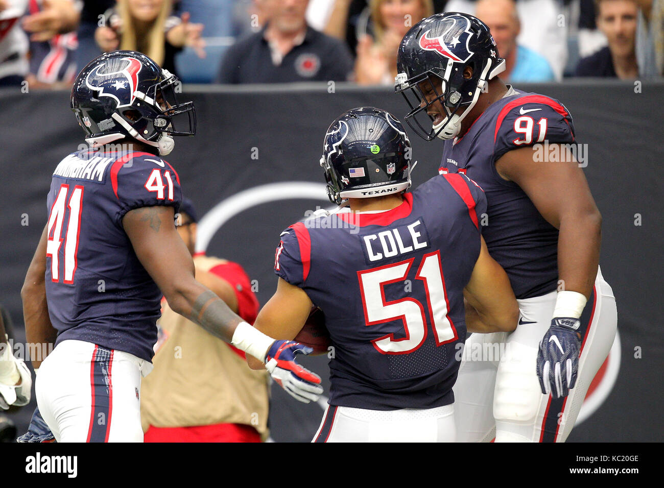 Houston, Texas, USA. 1 octobre, 2017. Le secondeur des Houston Texans Dylan Cole (51) est félicité par ses coéquipiers après un retour d'interception pour un touché au cours du troisième trimestre d'un match de saison régulière de la NFL entre les Houston Texans et le Tennessee Titans à NRG Stadium de Houston, TX1, Octobre 2017. Houston a gagné, 57-14. Crédit : Erik Williams/ZUMA/Alamy Fil Live News Banque D'Images