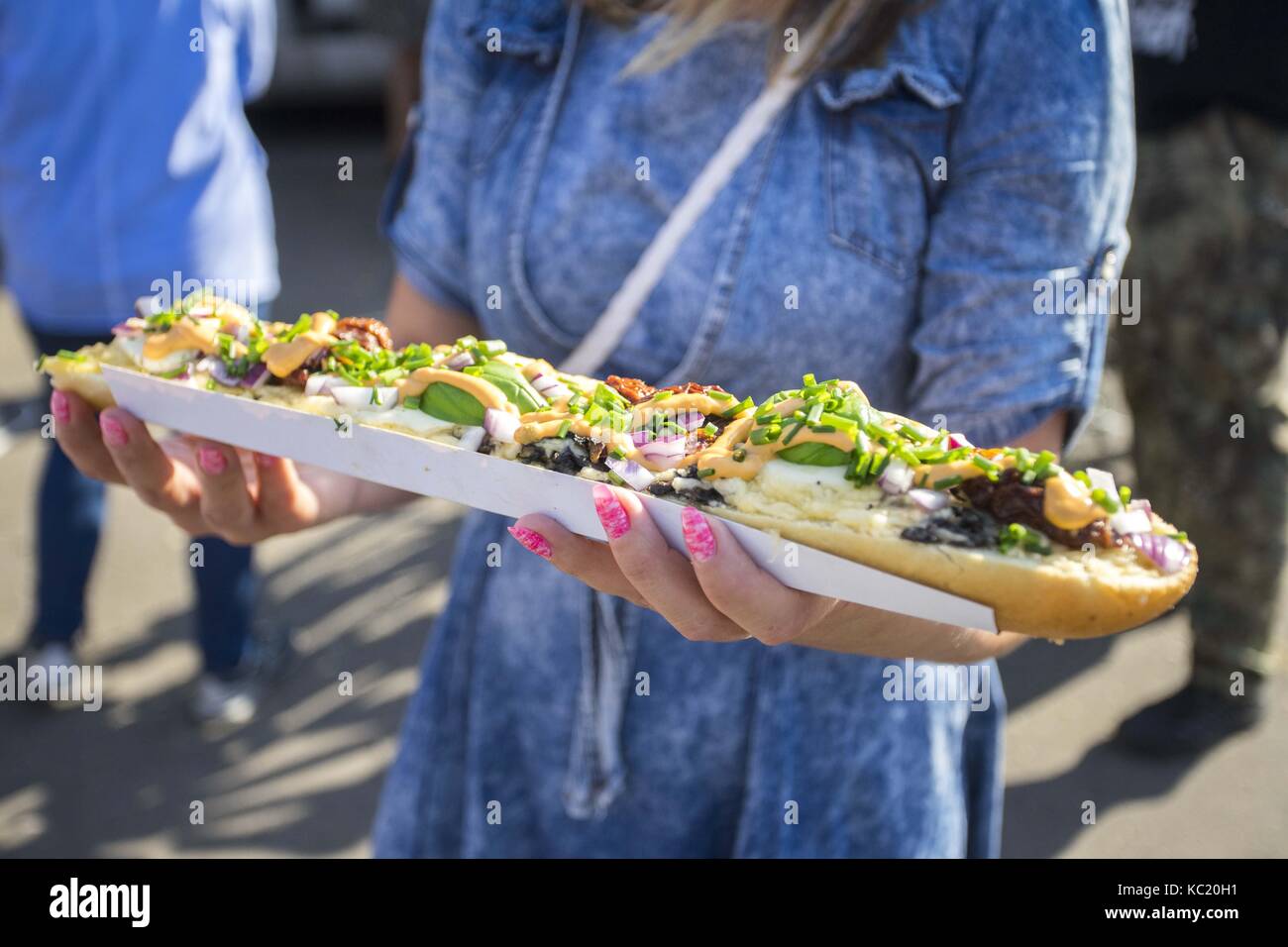 Poznan, Pologne, Grande Pologne. 1 octobre, 2017. 1er octobre 2017 - Poznan, Pologne - le festival des saveurs de l'alimentation des camions. propriétaires de ces véhicules spécifiques, souvent colorées de toute la Pologne arrivent à park de kasprowicz près de arena hall pour offrir de la nourriture. crédit : dawid tatarkiewicz/zuma/Alamy fil live news Banque D'Images