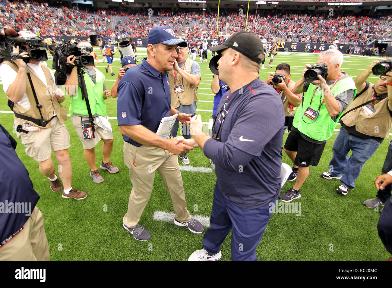 Houston, Texas, USA. 1 octobre, 2017 Houston Texans. L'entraîneur-chef Bill O'Brien (à droite) serre la main de l'entraîneur-chef des Tennessee Titans mike mularkey après Houston's 57-14 gagner les Tennessee Titans à nrg stadium de Houston, TX1, octobre 2017. crédit : erik williams/zuma/Alamy fil live news Banque D'Images