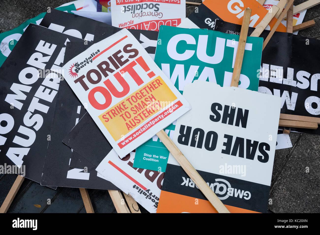 Manchester, UK. 1 octobre, 2017. Plaques jetées après une grande manifestation contre l'austérité ont lieu pendant la conférence du parti conservateur dans le centre-ville. Crédit : Alex Ramsay/Alamy Live News Banque D'Images