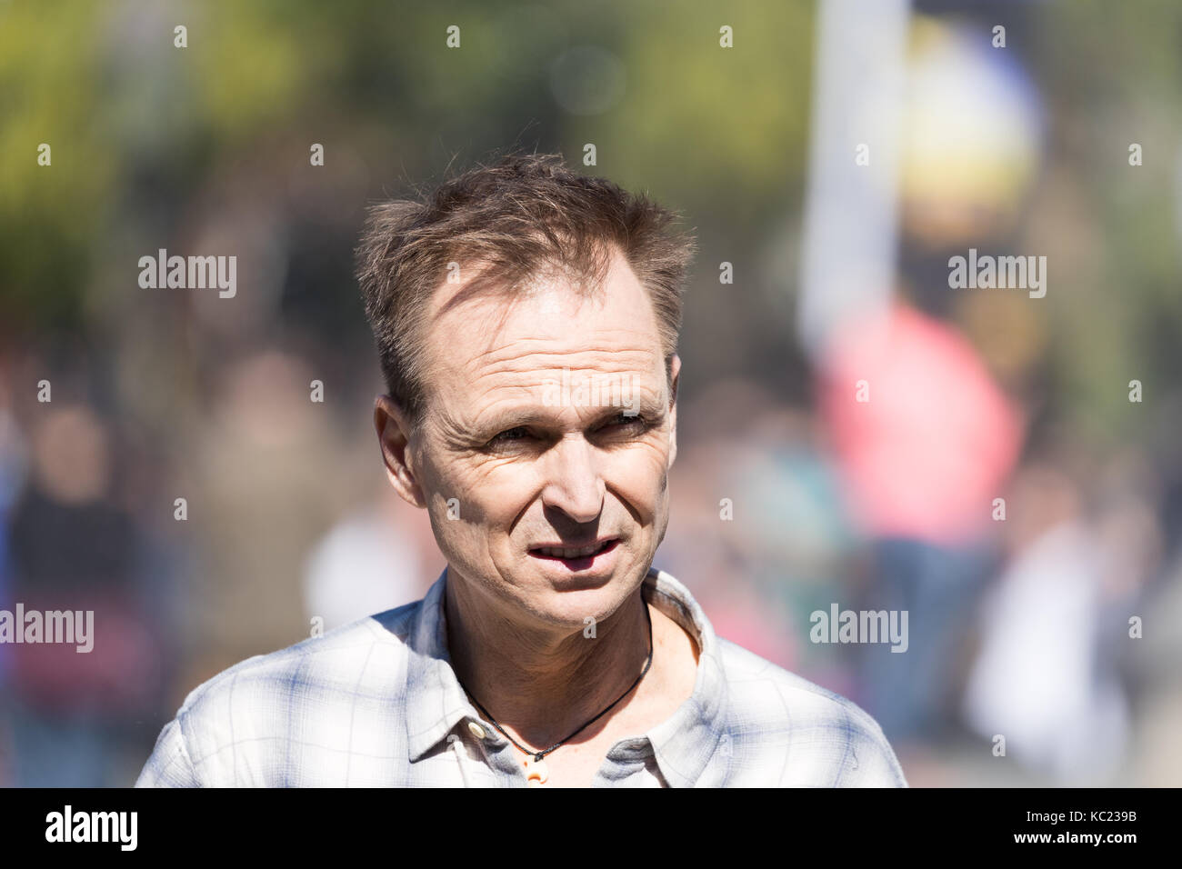 Phil keoghan, le présentateur de la 30e de la saison de l'incroyable course television show durant la session d'enregistrement au Washington Square Park à New York, NY, USA Banque D'Images