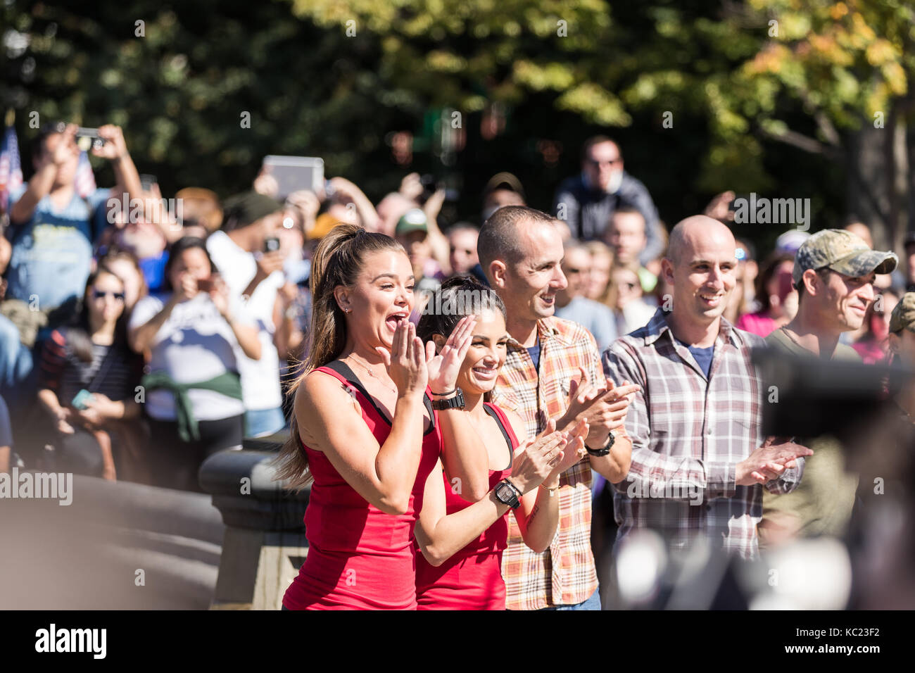 New York City, USA. 06Th oct, 2017. contenstants du 30e de la saison de l'incroyable course television show durant la session d'enregistrement au Washington Square Park à New York, NY, USA Crédit : Greg gard/Alamy live news Banque D'Images