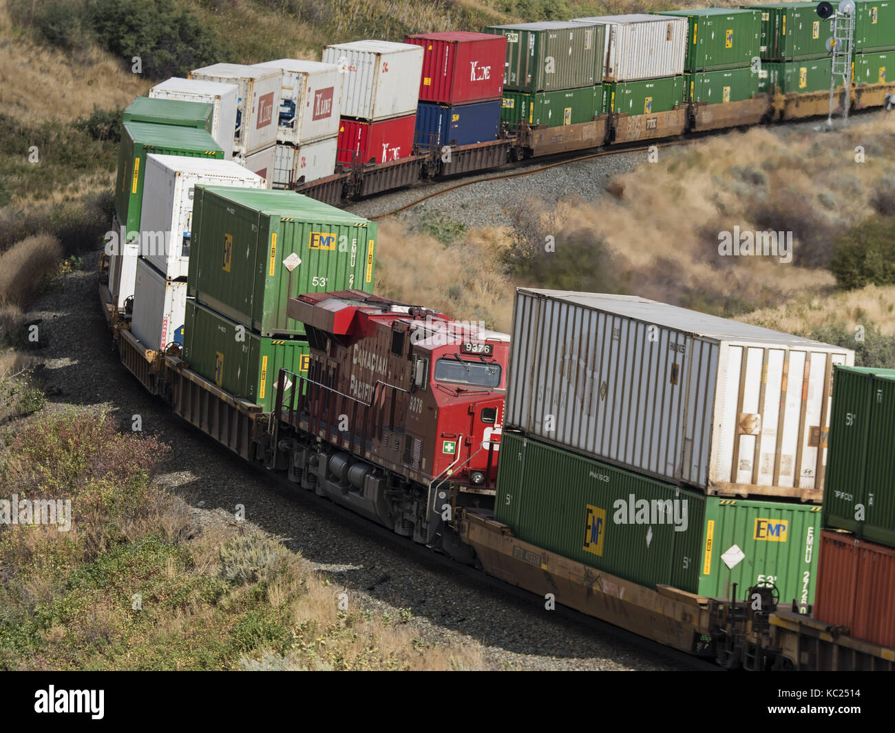 Medicine Hat, Alberta, Canada. Sep 19, 2017. Un train de marchandises du chemin de fer canadien pacifique avec des conteneurs de transport intermodal sur les wagons et une locomotive en milieu de train se déplace le long des voies près de Medicine Hat, Alberta. crédit : bayne stanley/zuma/Alamy fil live news Banque D'Images