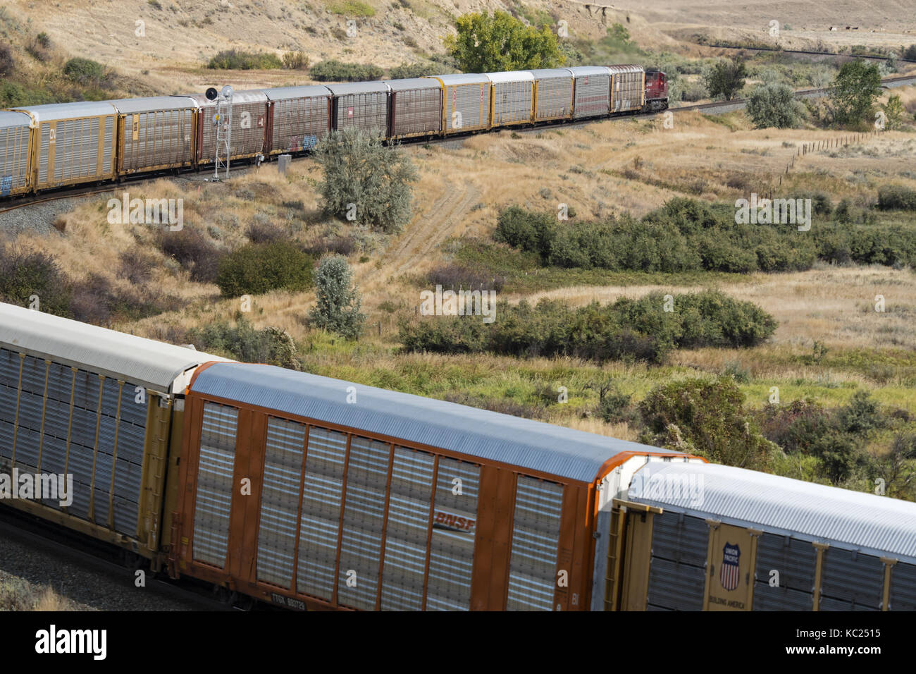 Medicine Hat, Alberta, Canada. Sep 19, 2017. une locomotive tirant un train de marchandises, y compris l'autorack (wagons porte-automobiles), se déplace le long des voies près de Medicine Hat, Alberta. crédit : bayne stanley/zuma/Alamy fil live news Banque D'Images