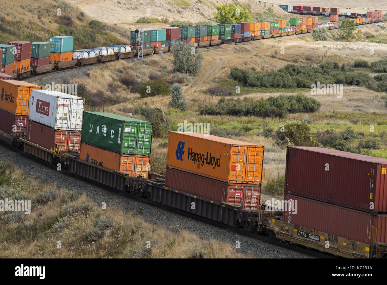 Medicine Hat, Alberta, Canada. Sep 19, 2017. Un train de marchandises du chemin de fer canadien pacifique, y compris le transport intermodal des conteneurs sur des wagons, se déplace le long des voies près de Medicine Hat, Alberta. crédit : bayne stanley/zuma/Alamy fil live news Banque D'Images