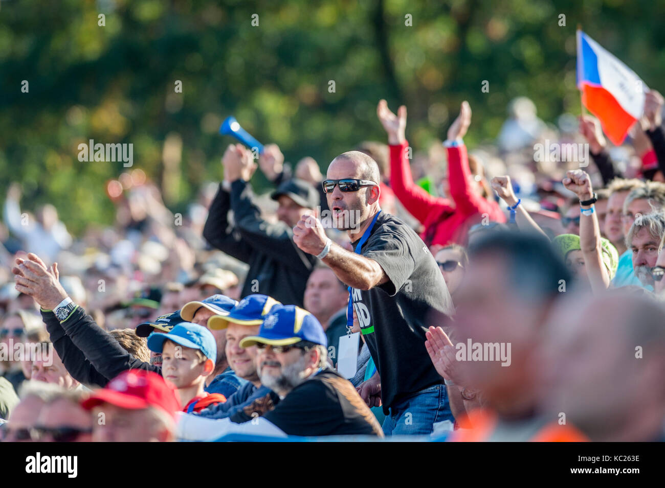 Fans en action pendant le casque d'or speedway race à Pardubice, le 1 octobre 2017. (Ctk photo/david tanecek) Banque D'Images