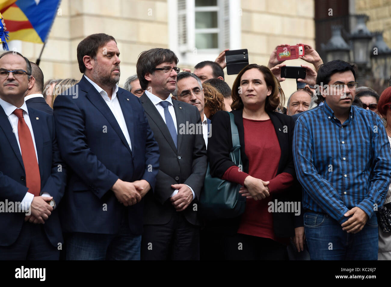 Barcelone, Espagne. 2 octobre, 2017. politique carles puigdemont, oriol junqueras, ada colau dans loi sur la violence contre des policiers lors d'un référendum au 1-0 barcelona lundi 2 octobre 2017 : crédit gtres información más comuniación sur ligne, s.l./Alamy live news Banque D'Images