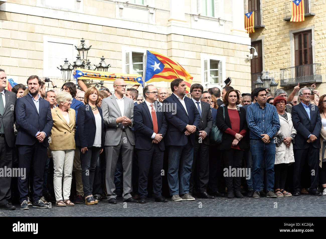 Barcelone, Espagne. 2 octobre, 2017. politique carles puigdemont, Raul Romeva, oriol junqueras, ada colau, Xavier Trias dans la loi sur la violence contre des policiers lors d'un référendum au 1-0 barcelona lundi 2 octobre 2017 : crédit gtres información más comuniación sur ligne, s.l./Alamy live news Banque D'Images