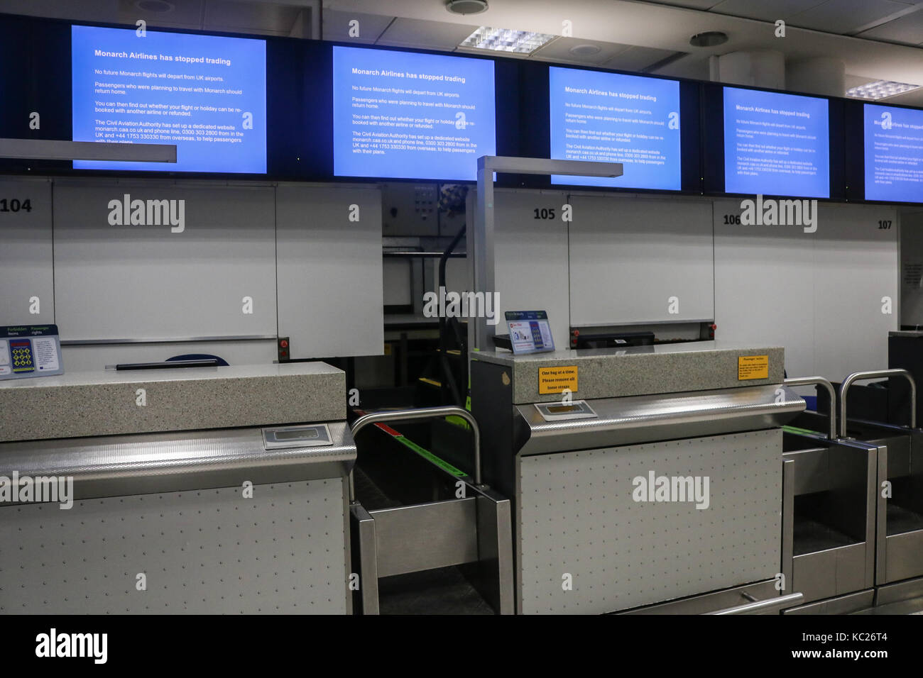 Londres, Royaume-Uni. 2Nd oct, 2017. L'aéroport de Gatwick : monarch airline service desk à l'aéroport de Gatwick. Monarch Airlines qui a été fondée en 1967 a cessé ses activités et est entré à l'administration en raison de la perte de revenu qui est blâmé sur les attaques terroristes en Tunisie et en Égypte et ses 300 000 réservations futures pour les vols et vacances ont été annulées . Le gouvernement britannique a demandé à l'autorité de l'aviation civile (CAA) pour coordonner les vols de retour vers la Grande-Bretagne pour tous les clients du monarque actuellement bloqués à l'étranger et les clients ne pourront pas supporter les coûts supplémentaires sur de nouveaux vols crédit : amer ghazzal/Alamy live news Banque D'Images