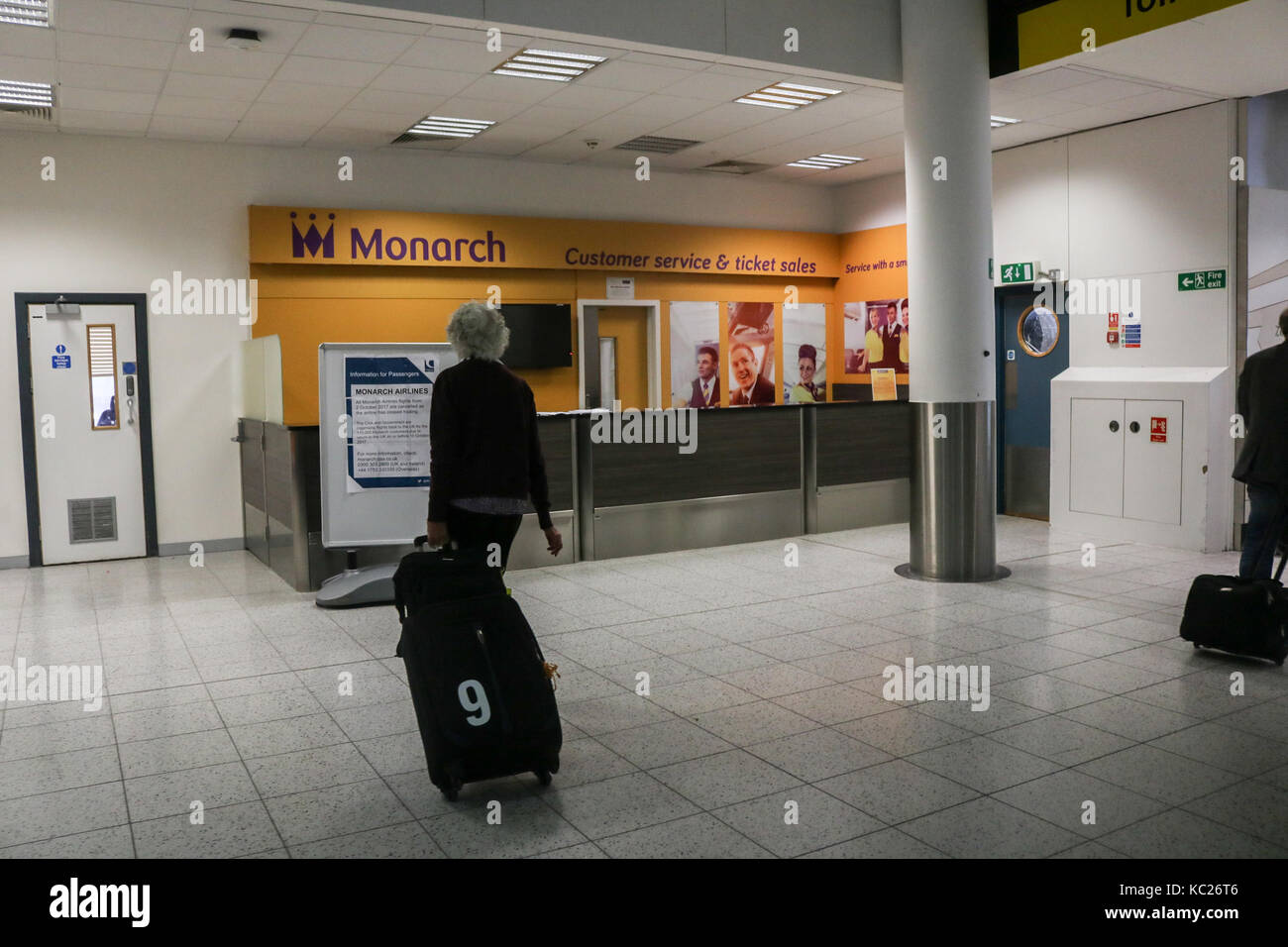 Londres, Royaume-Uni. 2Nd oct, 2017. L'aéroport de Gatwick : monarch airline service desk à l'aéroport de Gatwick. Monarch Airlines qui a été fondée en 1967 a cessé ses activités et est entré à l'administration en raison de la perte de revenu qui est blâmé sur les attaques terroristes en Tunisie et en Égypte et ses 300 000 réservations futures pour les vols et vacances ont été annulées . Le gouvernement britannique a demandé à l'autorité de l'aviation civile (CAA) pour coordonner les vols de retour vers la Grande-Bretagne pour tous les clients du monarque actuellement bloqués à l'étranger et les clients ne pourront pas supporter les coûts supplémentaires sur de nouveaux vols crédit : amer ghazzal/Alamy live news Banque D'Images