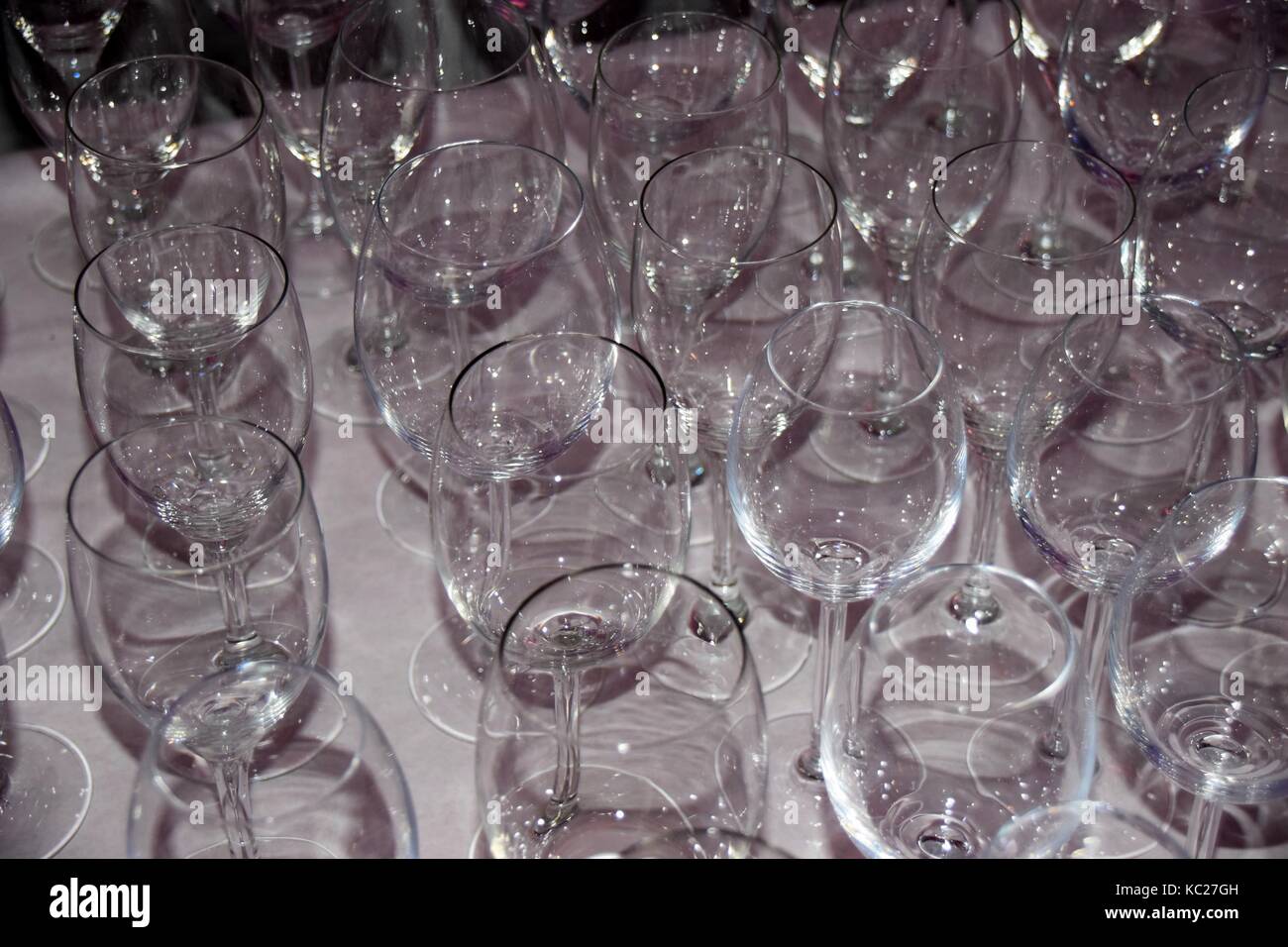 Un groupe de verres vides sur la nappe blanche, verres vides dans une rangée Banque D'Images