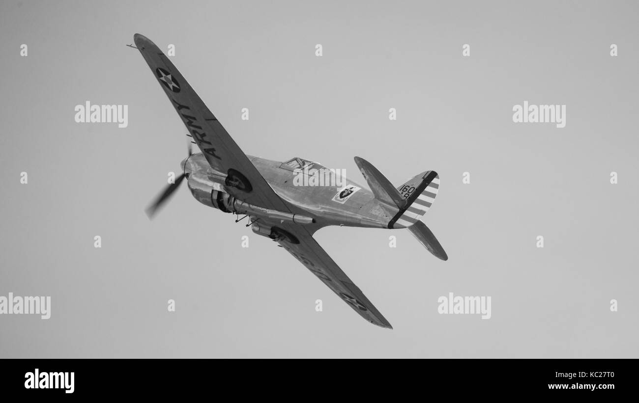 Un bel exemple de Curtiss-Wright Warhawk P-40C volant à la bataille d'Angleterre 2017 Air Show à l'IWM Duxford Banque D'Images