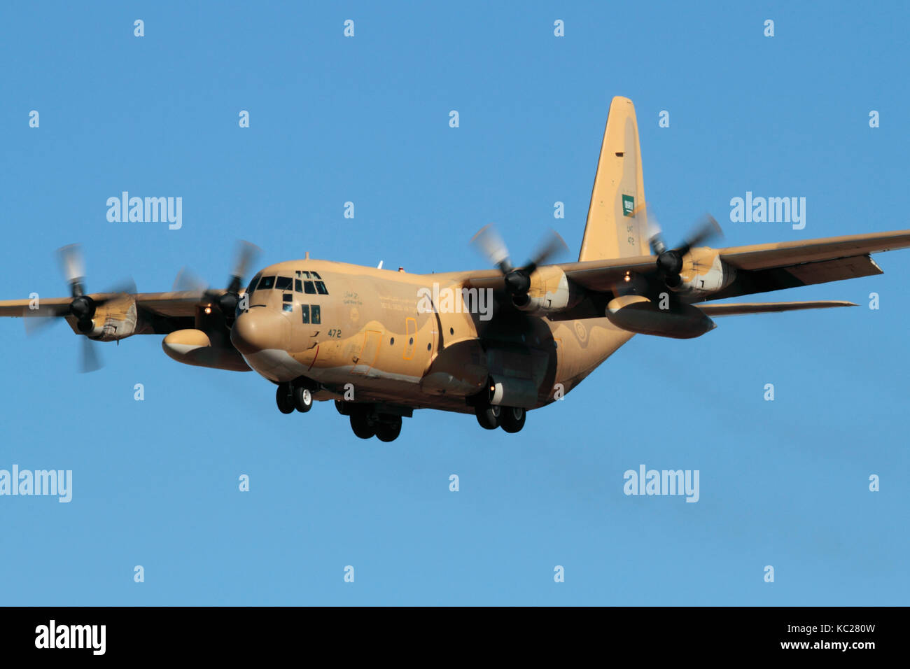 Transport aérien militaire. Arabie Royal Air Force Lockheed C-130H Hercules cargo turboprop en approche Banque D'Images