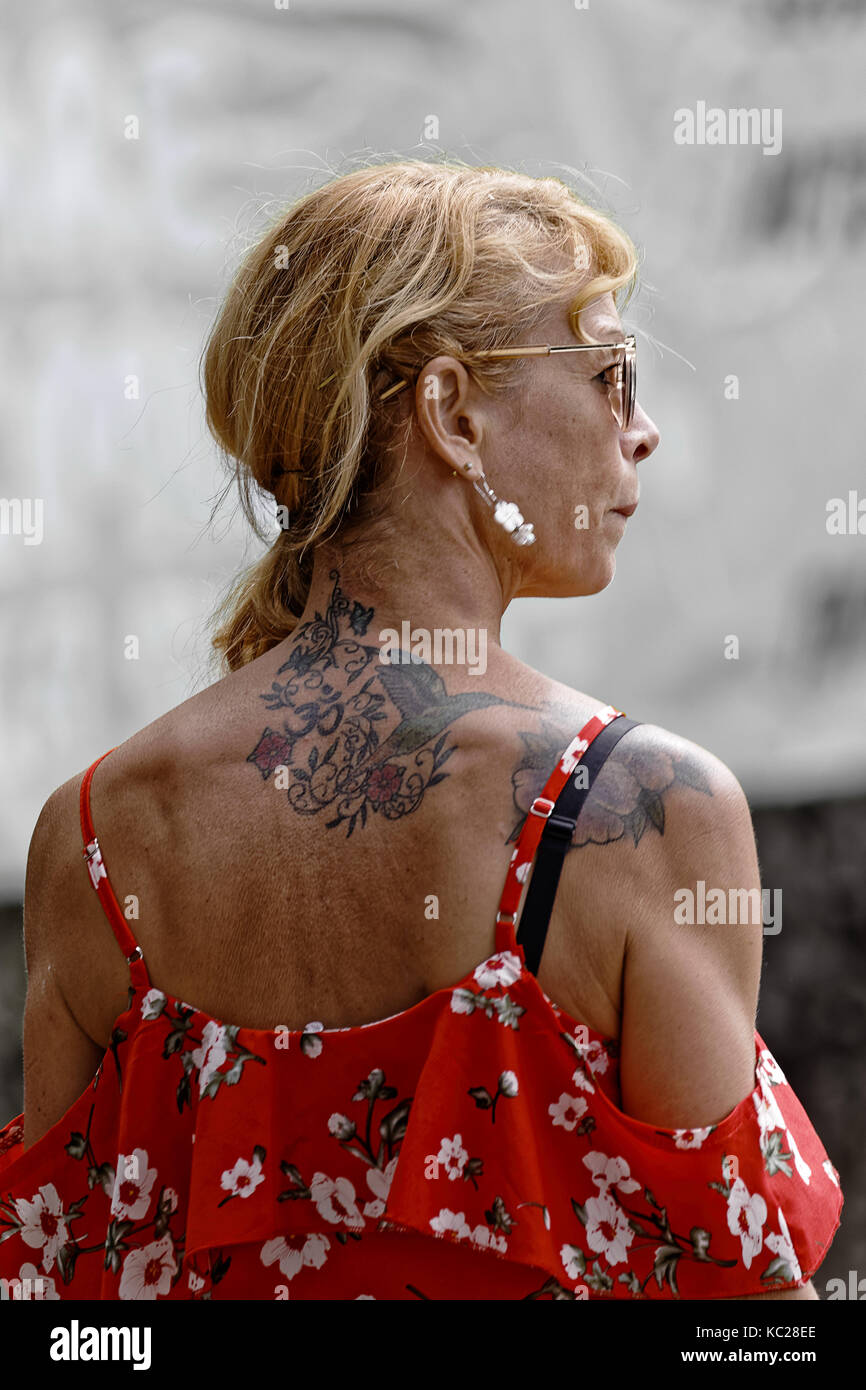 Femme En Hors La Epaule Robe Dos Tatouage D Oiseau De Ronflement Et De Fleurs Photo Stock Alamy Femme En Hors La Epaule Robe Dos Tatouage D Oiseau De Ronflement Et De Fleurs Photo Stock Alamy