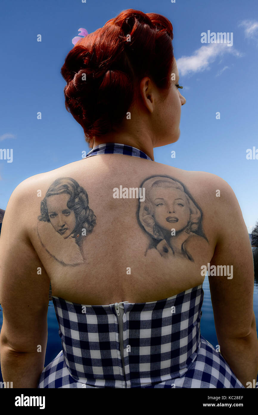 Femme avec Betty Grable & Marilyn Monroe tatouages sur son dos Banque D'Images