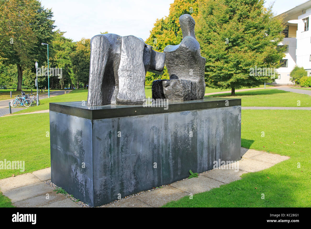 Deux pièces '3' pas de chiffres inclinable 1961 sculpture en bronze de Henry Moore, University of East Anglia, Norwich, Norfolk, England, UK Banque D'Images