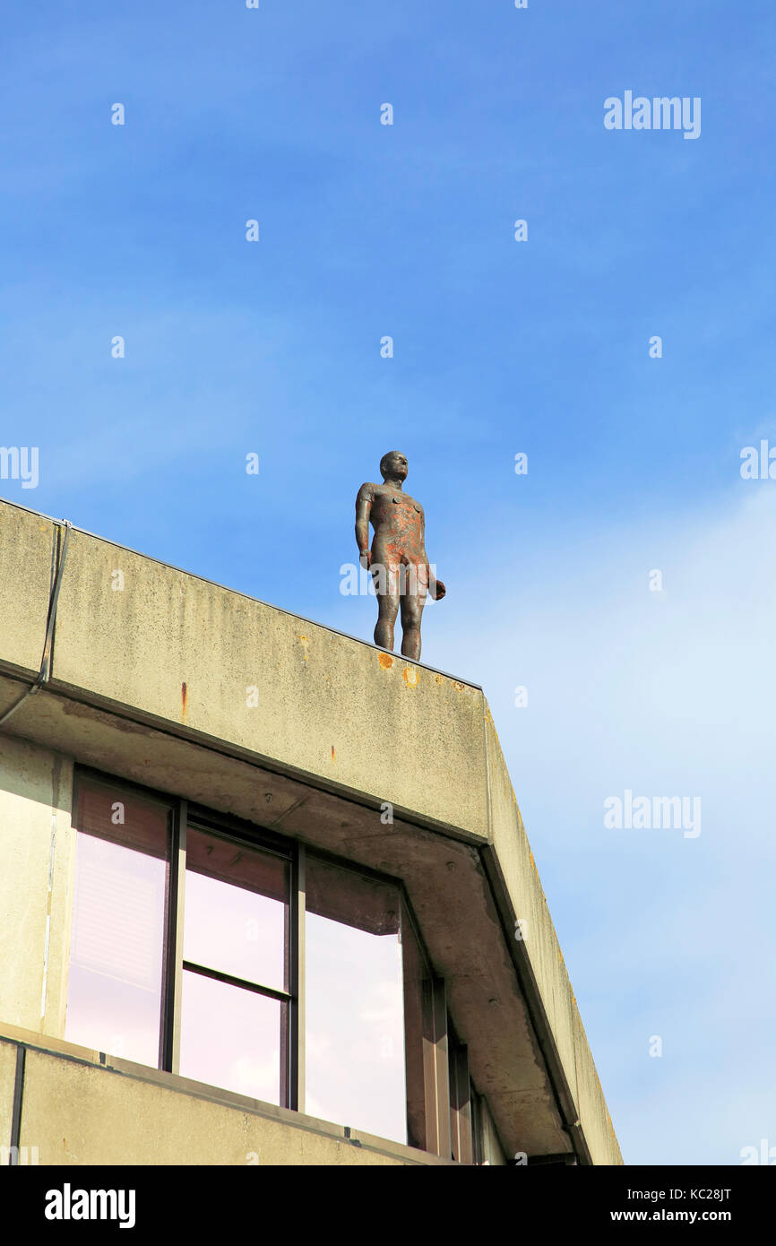 Antony Gormley figure humaine sculpture sur toit, campus de l'Université d'East Anglia, Norwich, Norfolk, England, UK Banque D'Images