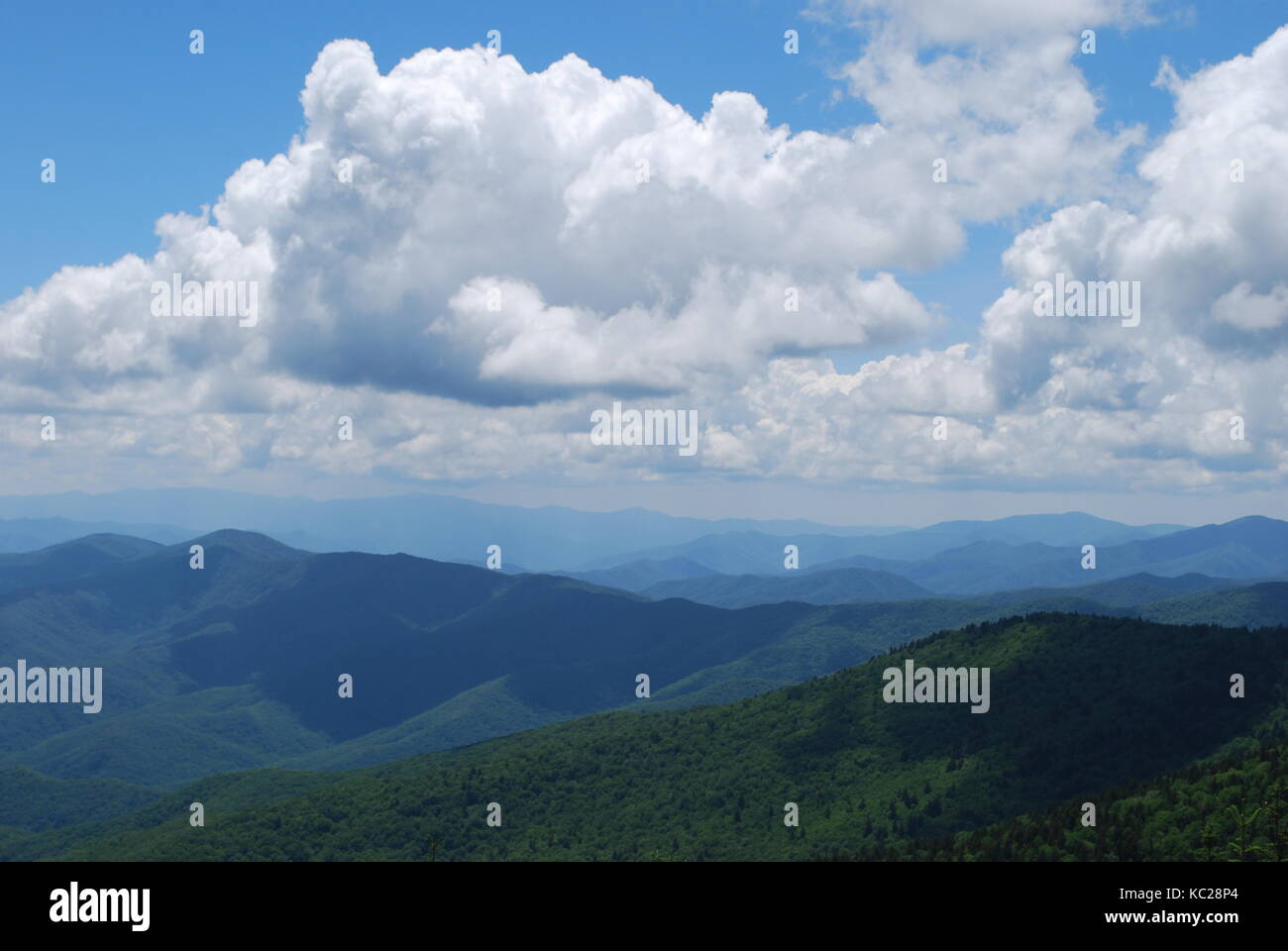 Vue Horizon avec montagnes et nuages Banque D'Images
