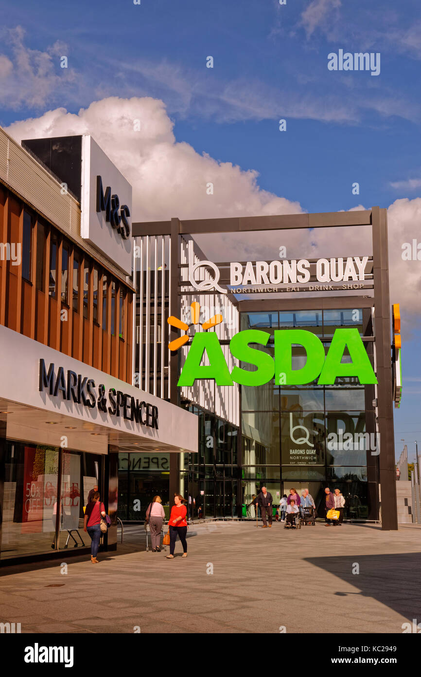 Asda et les anciens magasins Marks & Spencer du nouveau centre de Barons Quay, dans le centre-ville de Northwich, Cheshire, Angleterre, Royaume-Uni. B&M a remplacé M&S en 2021. Banque D'Images