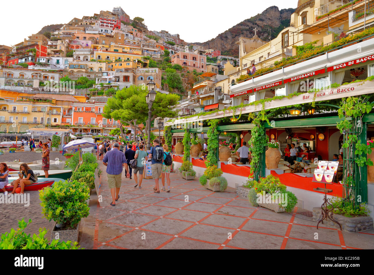Beach concours de Positano sur la côte amalfitaine, Province de Salerne, en Italie. Banque D'Images