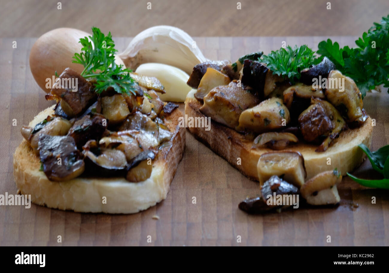 Pain blanc grillé à l'ail, l'oignon, les champignons et les herbes Banque D'Images