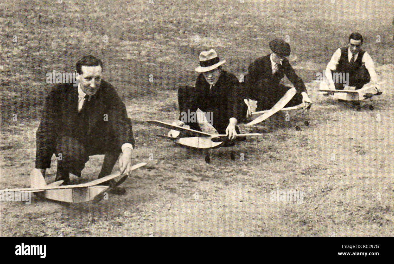 19 SKYWAYMEN les amateurs d'aéronefs (modèle) qui étaient membres d'un club commencé dans les années 1930 par le Boy's Own Paper . Le club a recruté principalement les adultes. Ces membres ont été photographiés sur Wimbledon Common, Angleterre Banque D'Images