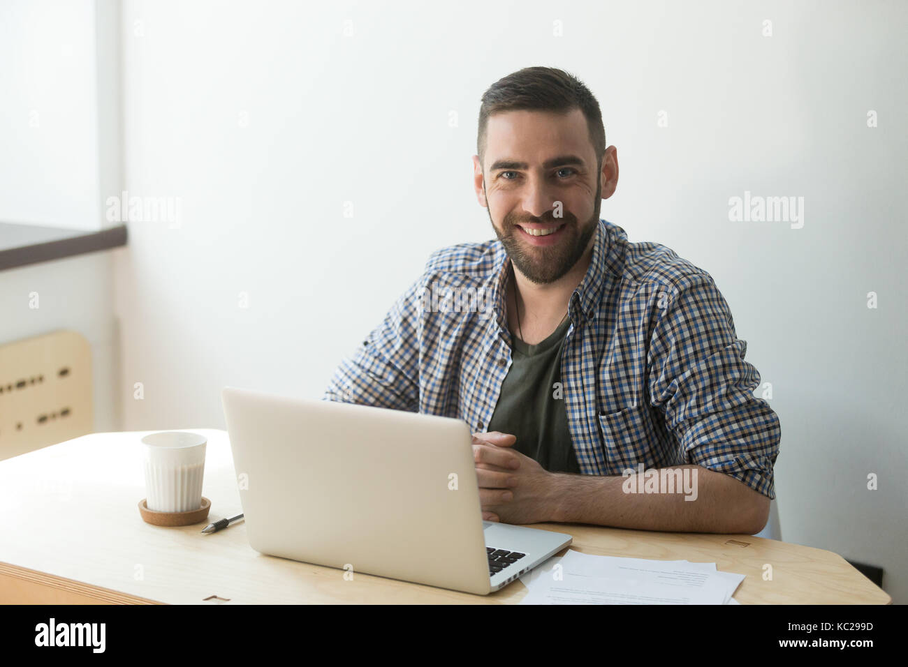 L'Homme à lunettes de protection à l'aide d'un moulin pour la coupe du métal Banque D'Images