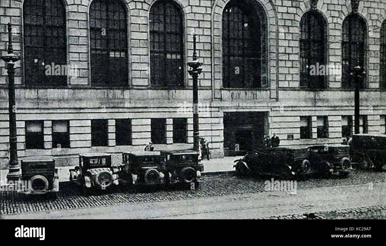 1930 - Vintage voitures alignées en face du siège de la police de Chicago, USA Banque D'Images