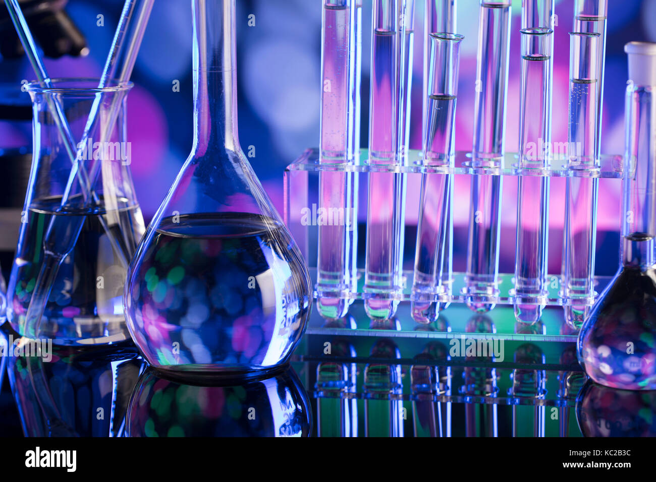 équipement De Laboratoire Continu D'une Ligne. Béchers Tubes D'essai Flacons Et Microscope