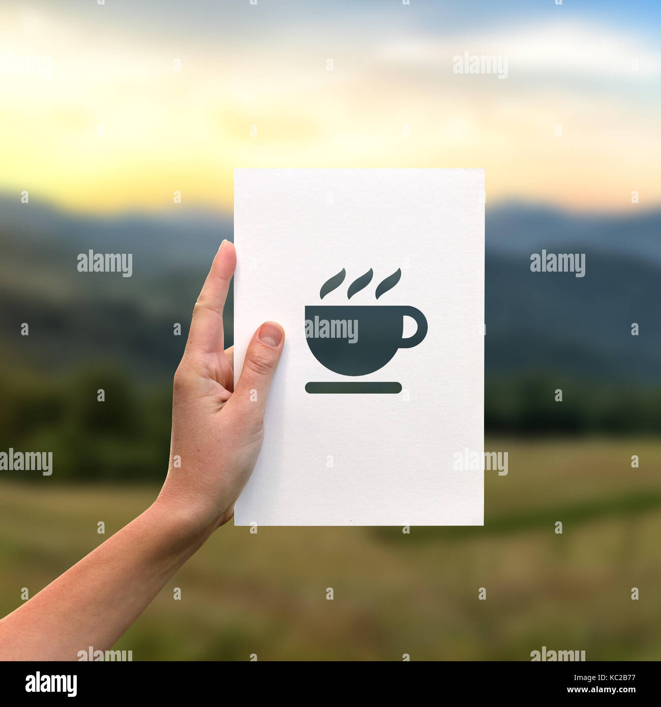 Blanc de papier de maintien de la main femelle avec du papier perforé pour tasse Banque D'Images
