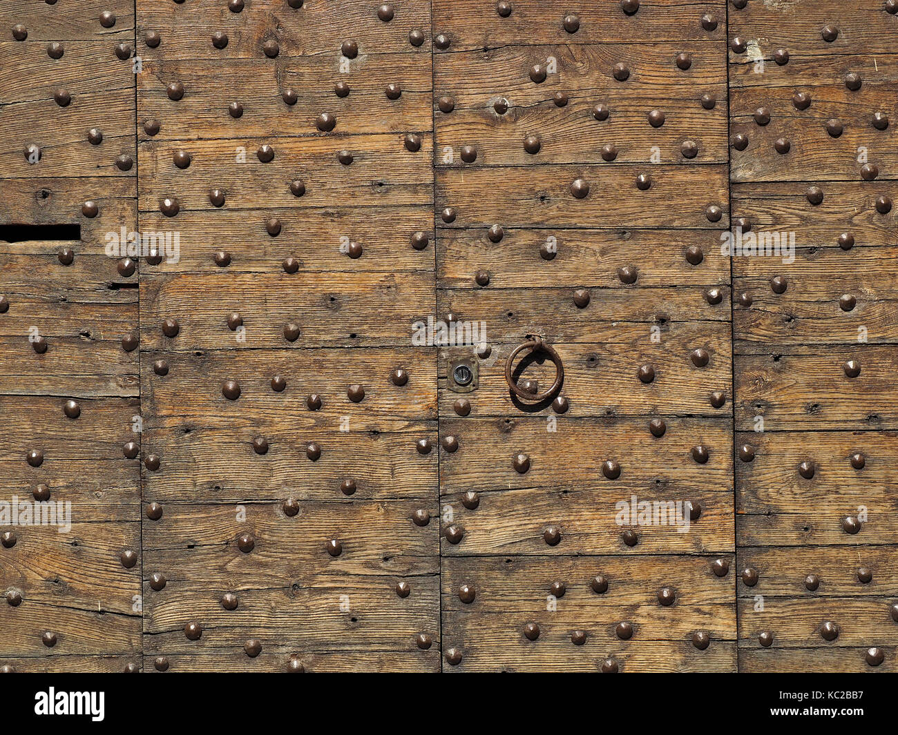 Fer à repasser à l'intérieur d'une porte de bois clouté porte à Fiesole, près de Florence en Toscane, Italie Banque D'Images